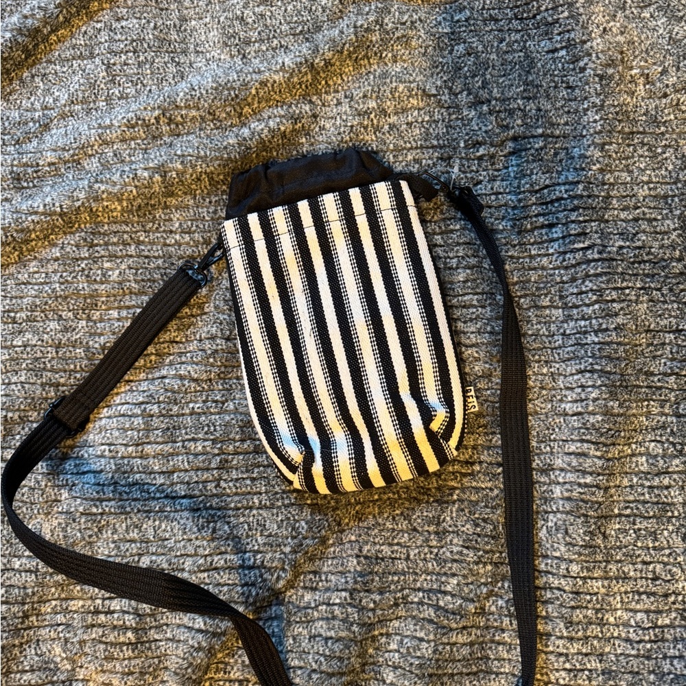 Beis The Water Bottle Crossbody 
in Black Stripe